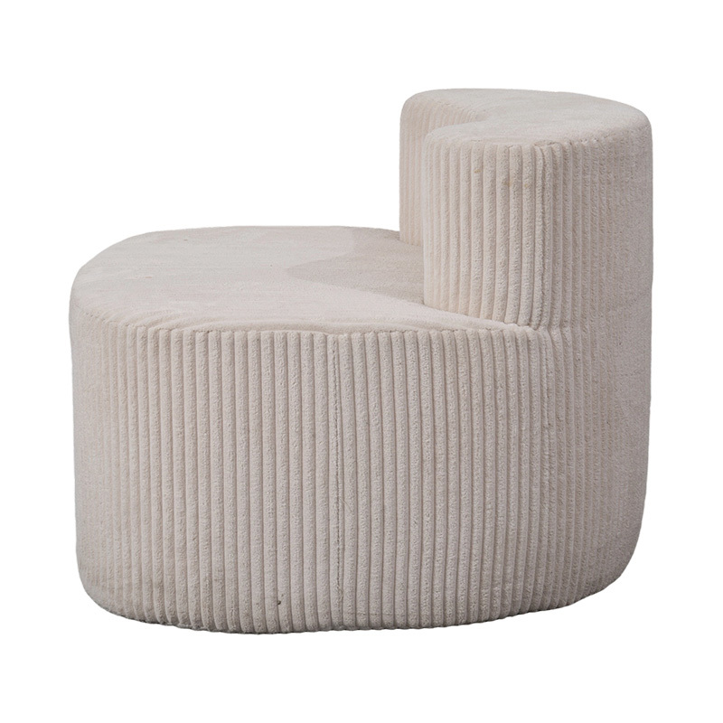 Eenpersoonsbank van lichtbeige corduroy met gebogen rugleuning Eenpersoonsbank van lichtbeige corduroy met gebogen rugleuning
